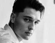 Fotografía con inteligencia artificial del nuevo corte de Peso Pluma.