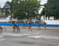 Policías y militares cercaron las calles aledañas al Comando de la Policía Nacional en la Subzona El Oro.