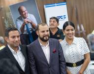 Diego Franco (centro), luego de ser posesionado como vicealcalde de Manta.