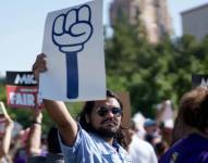 El puño de Mickey Mouse en señal de desafío es uno de los símbolos de las manifestaciones.