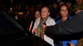 La esposa de Sebastián Piñera, Cecilia Morel, al llegar al centro médico donde fue trasladado el cuerpo del exmandatario tras el accidente.