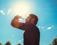 Una persona se refresca ante el calor intenso en una foto referencial.
