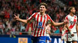 Julián Álvarez, celebrando su triplete.