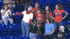 Momento de la discusión en las gradas en el partido de Miami Marlins y los Philadelphia Phillies