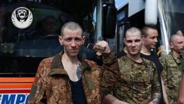 Prisioneros de guerra ucranianos posando tras su intercambio, en medio de la invasión rusa a Ucrania.