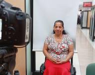 Una usuaria es atendida en el Registro Civil.