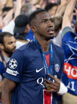 Willian Pacho luce la medalla de campeón de la Champions League con el París Saint-Germain