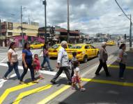 Municipio de Quito retira el puente peatonal de la intersección de la avenida América y Rumipamba.
