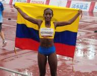 Kiara Rodríguez, celebrando su triunfo con la bandera ecuatoriana.