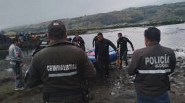 Momento en el que rescatistas salen de la laguna de Colta, provincia de Chimborazo.