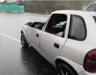 Imagen del auto blanco en el que cayó un árbol en la avenida Simón Bolívar en Quito, el 1 de noviembre.