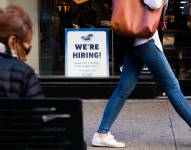 Un aviso de un negocio que busca contratar empleados en Nueva York, en una fotografía de archivo. EFE/Justin Lane