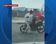 El conductor transportaba dos tanques de gas y un botellón de agua en la motocicleta.