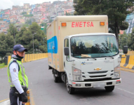 Un agente vigila el tránsito en Quito.