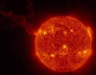 Esta imagen es absolutamente espectacular porque se ve material solar que está saliendo literalmente del Sol a distancias de varios radios solares manteniendo la continuidad, señaló el físico solar José Carlos Del Toro Iniesta.