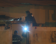 Agentes del Grupo de Intervención y Rescate (GIR) acudieron a la vivienda donde detonó el explosivo.