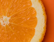 La naranja, por razones históricas, es quizás la fruta que suele venir a la mente al pensar en la vitamina C, una de las más vitales para la salud.
