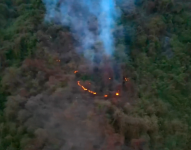 Más de 12 horas de fuego: el Cerro Colorado sigue con focos activos en Guayaquil