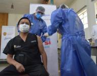 En dos fases se realizará la colocación del refuerzo de la vacuna contra el coronavirus para el personal de salud. Archivo/Referencial