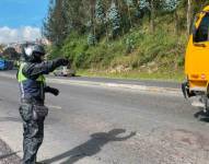 Un agente de tránsito vigila la circulación vehicular en Quito