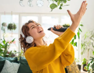 Los sorprendentes beneficios que cantar tiene para la salud (y que están respaldados por la ciencia)