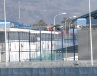 Reos suben al techo en la cárcel de Cotopaxi en una protesta. El SNAI activó su protocolo ante los incidentes en la prisión.
