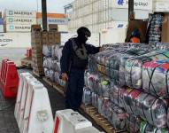 Pacas de ropa venían en un contenedor desde Estados Unidos.