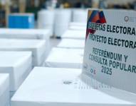 Foto de un papel impreso sobre paquetes electorales que fueron enviados a juntas receptoras de voto del exterior para el Referéndum y Consulta Popular 2025.