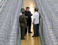 El gobernante norcoreano dijo sentirse fuerte durante su recorrido por uno de los sitios donde se produce el material necesario para fabricar armas nucleares.