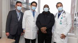 Rick Slayman (centro), de 62 años, padecía una enfermedad renal en etapa terminal cuando recibió el trasplante.