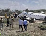 Un avión con 34 pasajeros a bordo se estrelló durante el aterrizaje en Somalia, África.