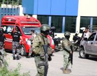 Fuerzas del orden en los exteriores de la Penitenciaría del Litoral.