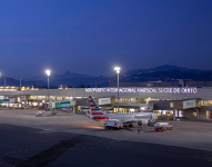 Pista de salidas y entradas de vuelos comerciales