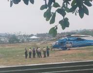 Imagen de un helicóptero que aterrizó de emergencia en Isla Mocolí, la tarde de este martes 2 de enero de 2024.