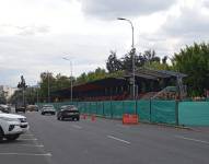 Los trabajos en la tribuna de la avenida De los Shyris, hipercentro de Quito.