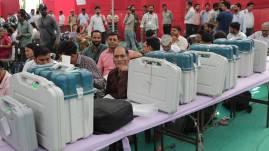 Funcionarios electorales indios con las máquinas de votación electrónica selladas esperan antes de su viaje a los colegios electorales para la primera fase de las elecciones parlamentarias o generales de 2024.