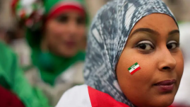 Una mujer con la bandera de Somalilandia en su rostro.