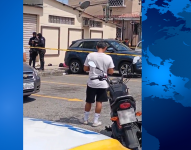 El cuerpo del exuniformado quedó tendido sobre una acera, mientras moradores alertaban a las autoridades.