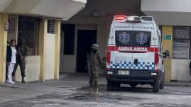 Noé Salcedo fue trasladado en una ambulancia a una casa de salud.