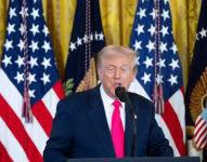 Donald Trump, habla durante un acto en el Despacho Oval de la Casa Blanca, el 13 de noviembre de 2025 en Washington