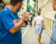 Dos hombres acosan a una mujer en la calle