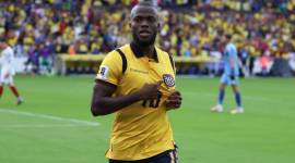 Enner Valencia celebrando uno de sus goles en el partido entre Ecuador y Venezuela por Eliminatorias