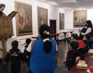 Niños participando en una exposición de la Fundación Museos de la Ciudad.