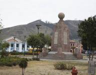 Monumento en el parque central de Calacalí.