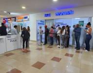 Los usuarios hacen fila en uno de los puntos de atención en Quito.