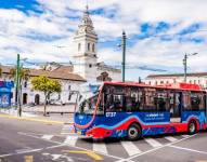 Uno de los nuevos trolebuses circulando en la Plaza de Santo Domingo, en Quito.