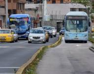 Foto referencial de un bus tipo Ecovía, ciruclando en las calles de la capital.
