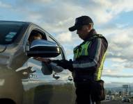 Agentes de tránsito realizando controles.