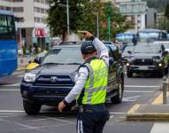 Los agentes civiles de tránsito se ubican en zonas estratégicas de la urbe, este 23 de diciembre.