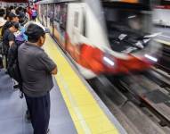 Miles de usuarios viajan en el Metro de Quito.